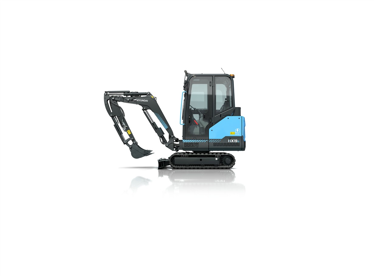 Dit is de nieuwe Hyundai HX19e elektrische compacte rupsgraafmachine met, traditioneel, een minimale overhang aan achterzijde. Met de grootste en sterkste accu in zijn klasse beschikt hij over een gebruiksduur van meer dan 10 uur, voor een hele dag comfortabel emissievrij werken op de locatie. Hij is ook uiterst gemakkelijk op te laden met een standaard autolader. De machine is leverbaar met een snelwisselaansluiting, voor het eenvoudig wisselen van aanbouwdelen, waarmee uw productiviteit nog verder wordt verhoogd.